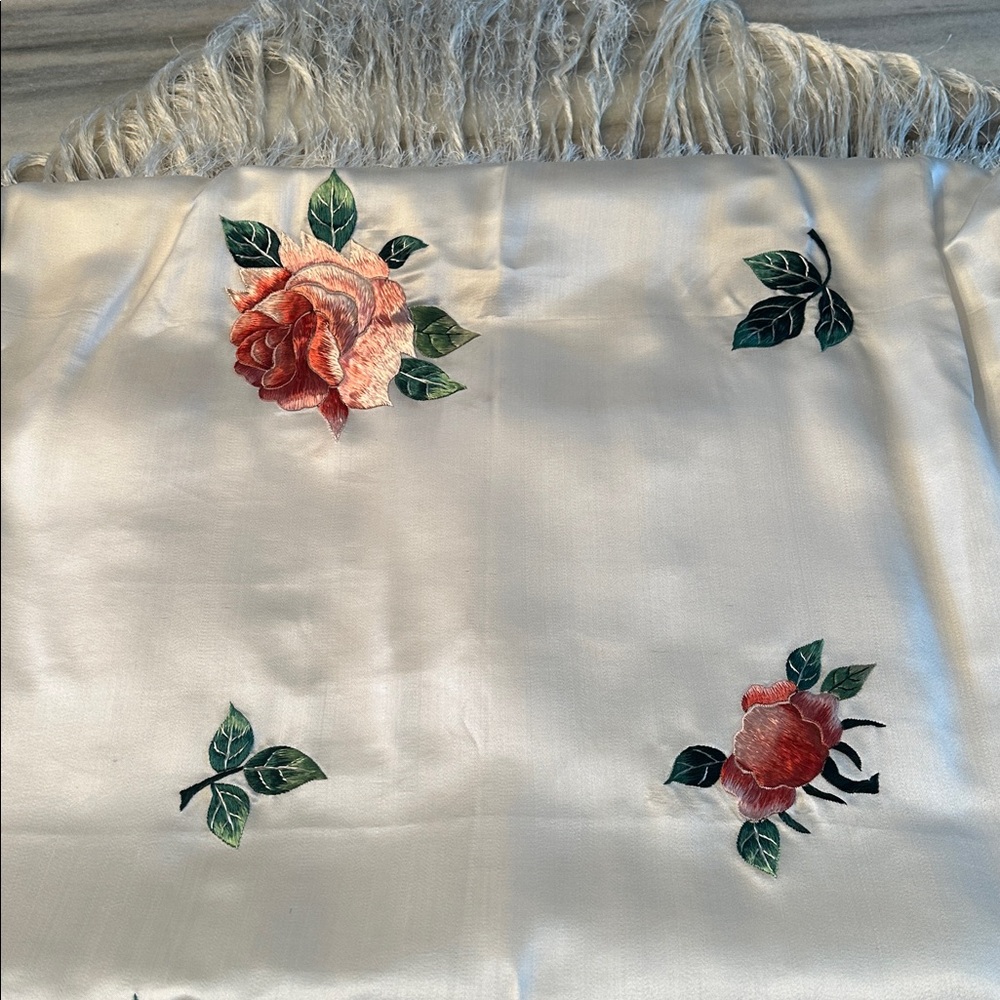 VINTAGE TAIWANESE 1970’s Silk embroidered shawl - Picture 7 of 7